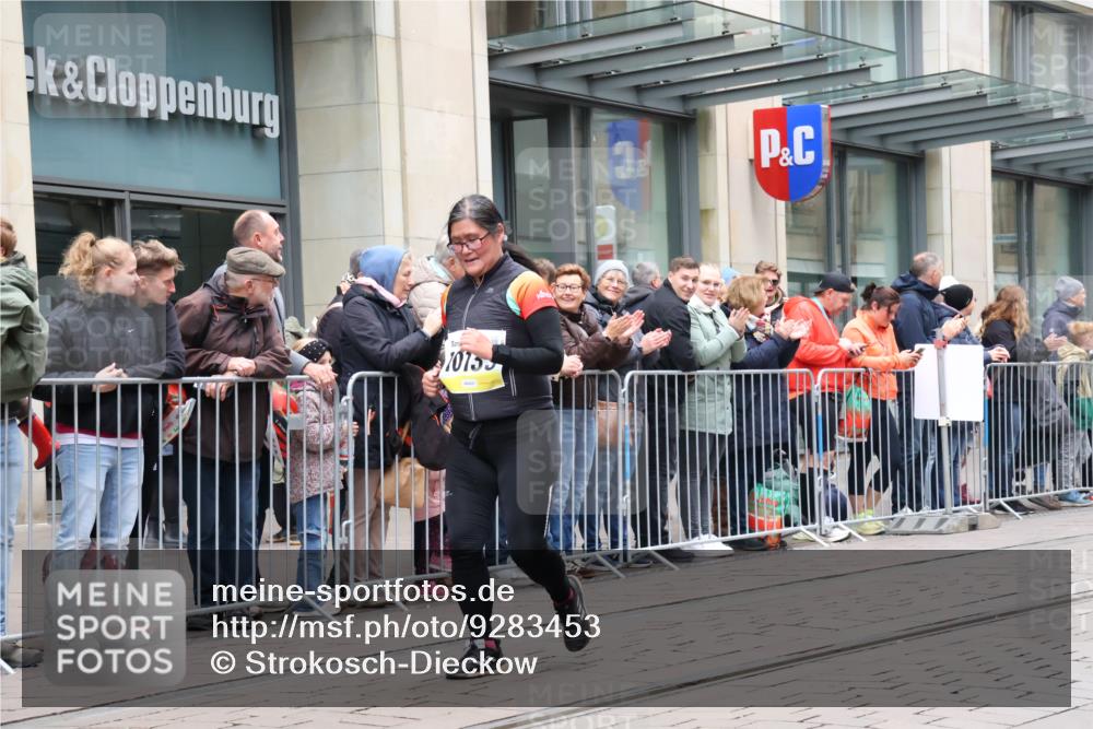 05.10.2025 - 20. swb-Marathon Bremen Strokosch-Dieckow http://msf.ph/oto/9283453 05.10.2025 11:24:34 Ziel 10096, 10133, 10096, 10133 meine-sportfotos.de