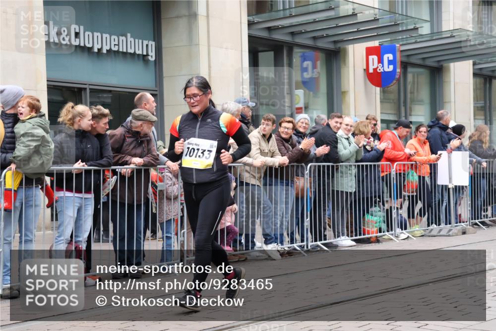 05.10.2025 - 20. swb-Marathon Bremen Strokosch-Dieckow http://msf.ph/oto/9283465 05.10.2025 11:24:34 Ziel 10096, 10133, 10096, 10133 meine-sportfotos.de