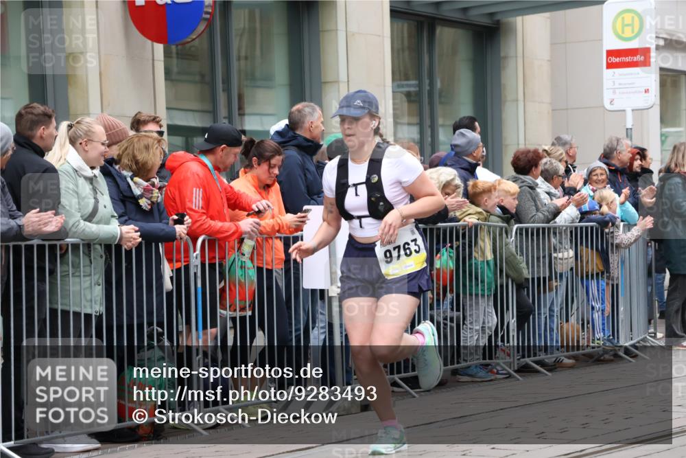 05.10.2025 - 20. swb-Marathon Bremen Strokosch-Dieckow http://msf.ph/oto/9283493 05.10.2025 11:24:58 Ziel 9763, 9763 meine-sportfotos.de