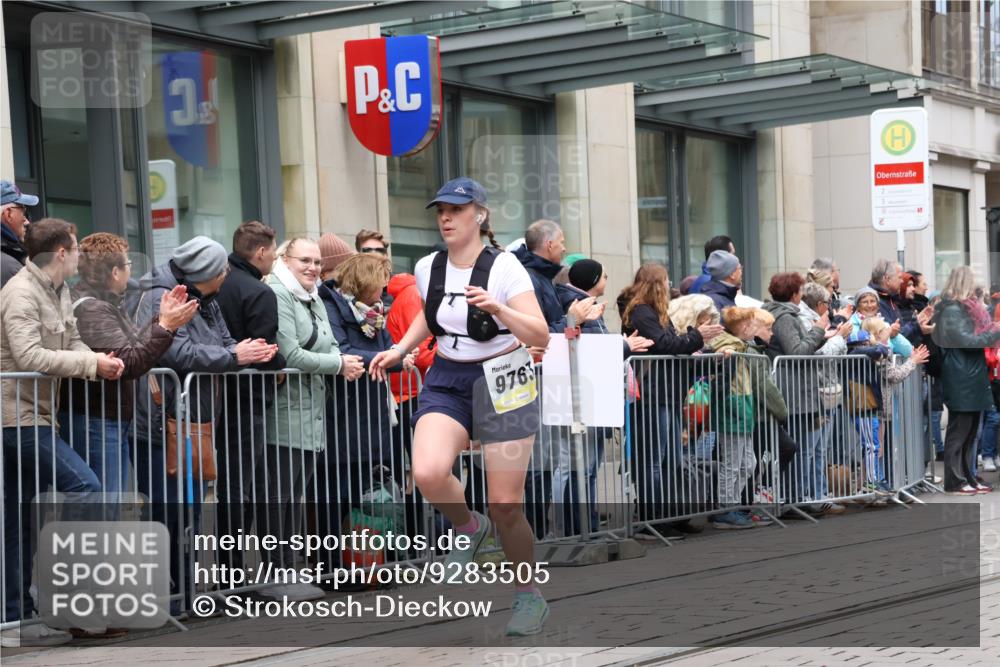 05.10.2025 - 20. swb-Marathon Bremen Strokosch-Dieckow http://msf.ph/oto/9283505 05.10.2025 11:24:59 Ziel 9763, 9763 meine-sportfotos.de