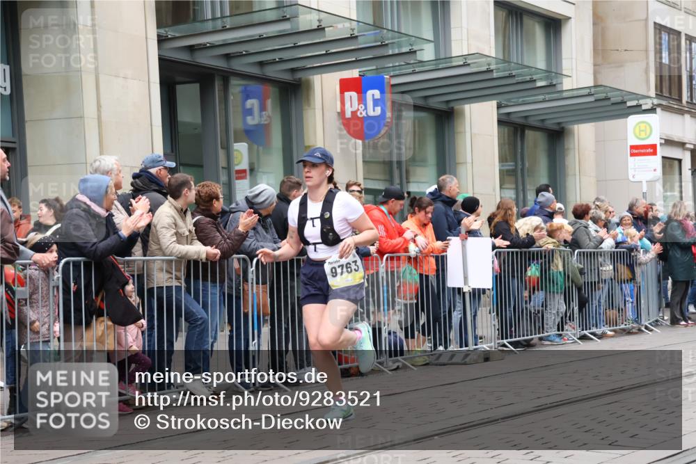 05.10.2025 - 20. swb-Marathon Bremen Strokosch-Dieckow http://msf.ph/oto/9283521 05.10.2025 11:24:59 Ziel 9763, 9763 meine-sportfotos.de