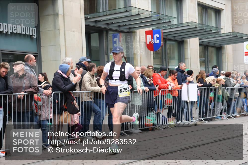 05.10.2025 - 20. swb-Marathon Bremen Strokosch-Dieckow http://msf.ph/oto/9283532 05.10.2025 11:24:59 Ziel 9763, 9763 meine-sportfotos.de