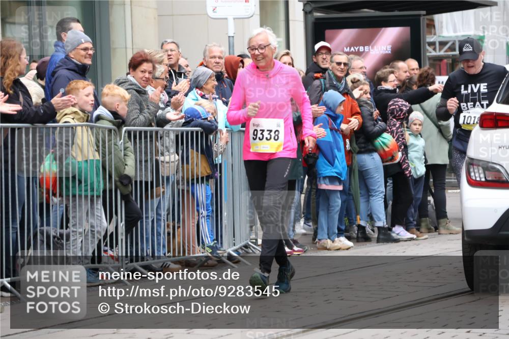 05.10.2025 - 20. swb-Marathon Bremen Strokosch-Dieckow http://msf.ph/oto/9283545 05.10.2025 11:25:03 Ziel 9763, 9763 meine-sportfotos.de
