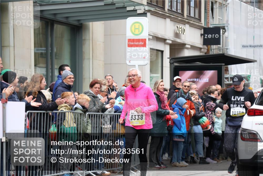 05.10.2025 - 20. swb-Marathon Bremen Strokosch-Dieckow http://msf.ph/oto/9283561 05.10.2025 11:25:03 Ziel 9763, 9763 meine-sportfotos.de