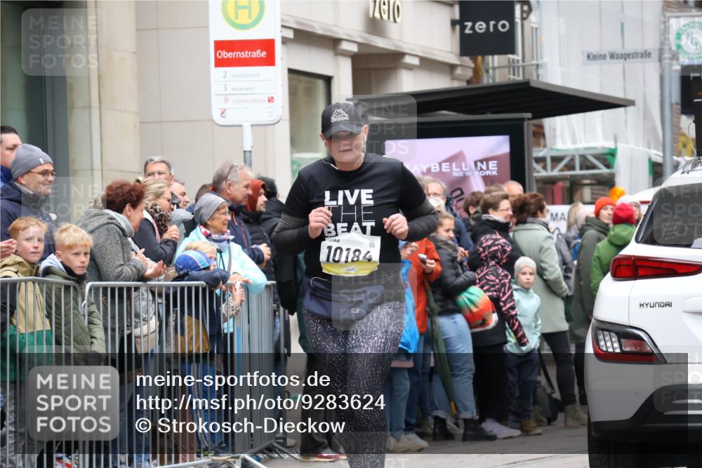 05.10.2025 - 20. swb-Marathon Bremen Strokosch-Dieckow http://msf.ph/oto/9283624 05.10.2025 11:25:05 Ziel 9763, 9763 meine-sportfotos.de
