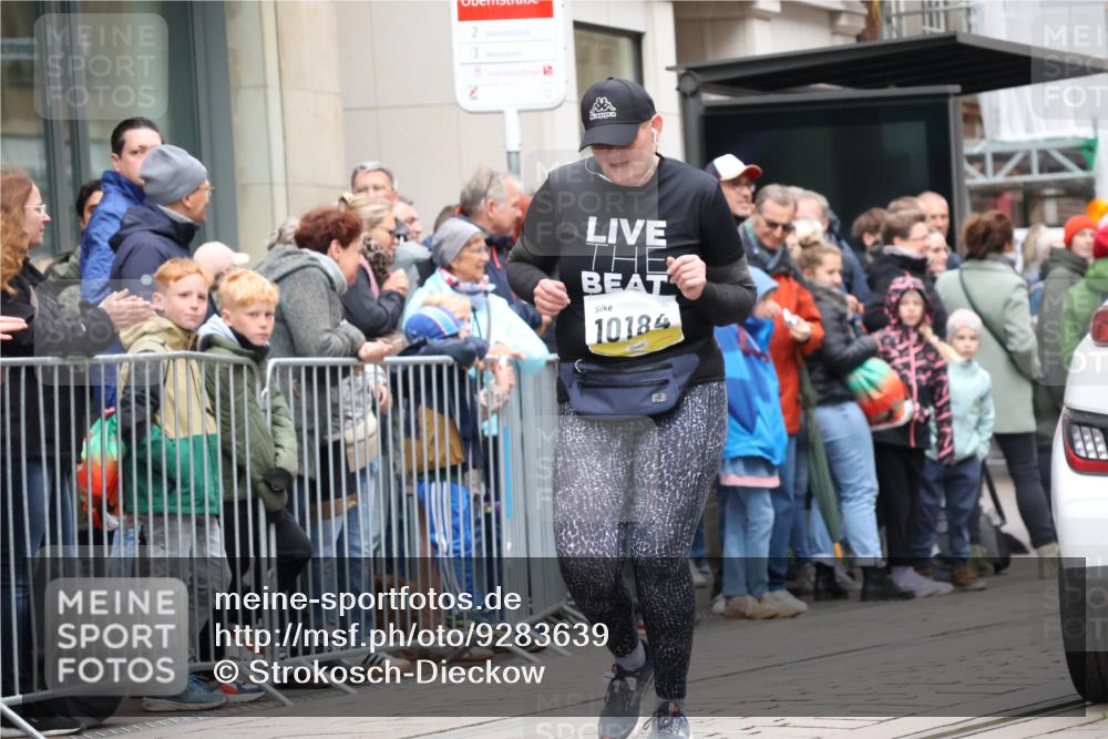 05.10.2025 - 20. swb-Marathon Bremen Strokosch-Dieckow http://msf.ph/oto/9283639 05.10.2025 11:25:06 Ziel 9763, 9763 meine-sportfotos.de