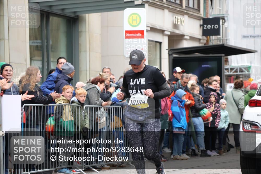 05.10.2025 - 20. swb-Marathon Bremen Strokosch-Dieckow http://msf.ph/oto/9283648 05.10.2025 11:25:06 Ziel 9763, 9763 meine-sportfotos.de