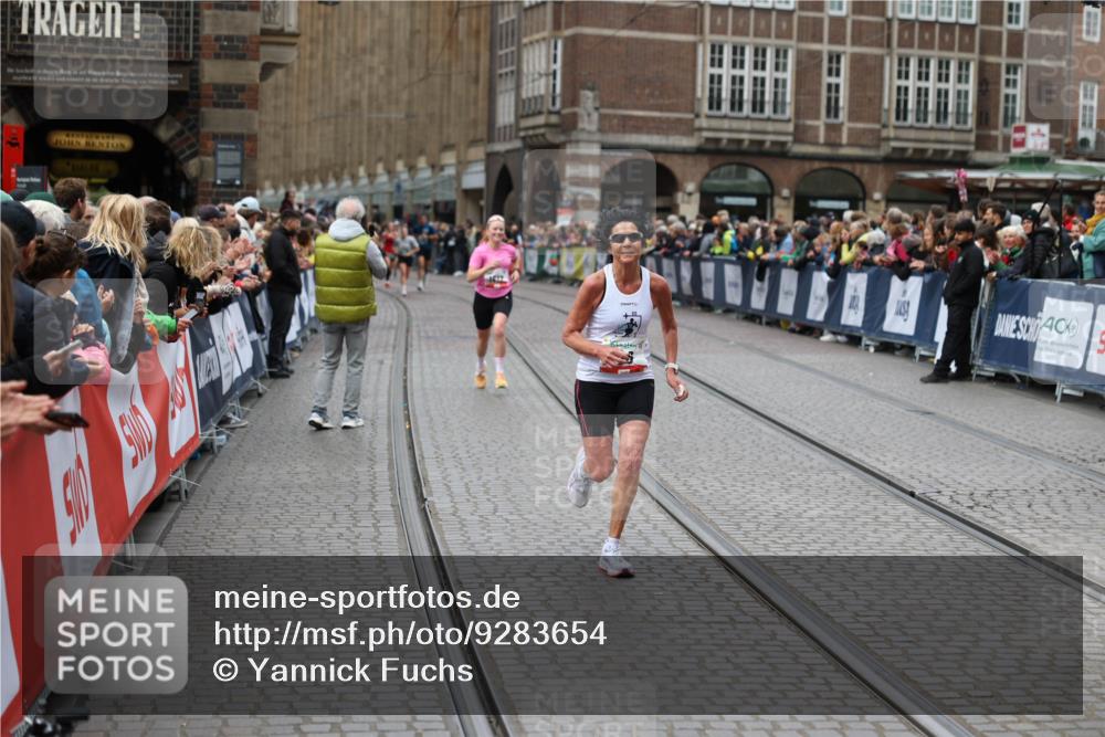 05.10.2025 - 20. swb-Marathon Bremen Yannick Fuchs http://msf.ph/oto/9283654 05.10.2025 13:00:35 Ziel 46, 2118, 6633, 7949 meine-sportfotos.de