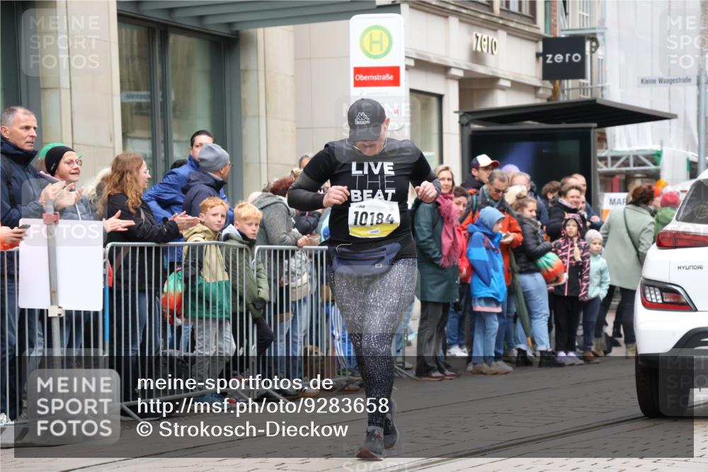 05.10.2025 - 20. swb-Marathon Bremen Strokosch-Dieckow http://msf.ph/oto/9283658 05.10.2025 11:25:06 Ziel 9763, 9763 meine-sportfotos.de