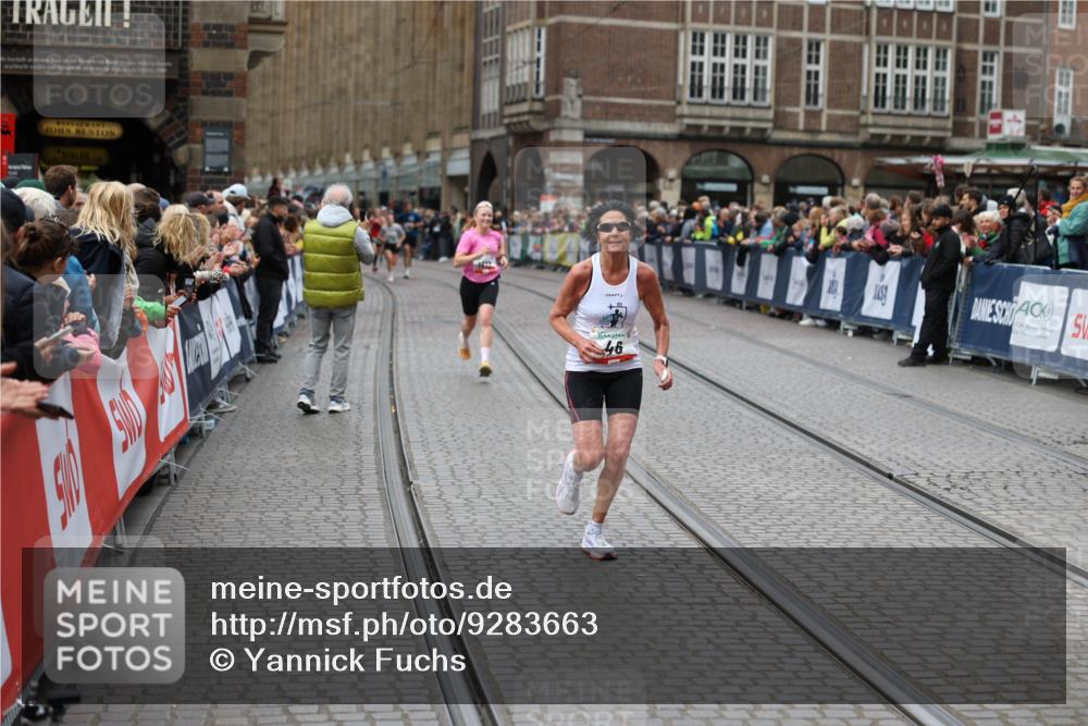 05.10.2025 - 20. swb-Marathon Bremen Yannick Fuchs http://msf.ph/oto/9283663 05.10.2025 13:00:35 Ziel 46, 2118, 6633, 7949 meine-sportfotos.de