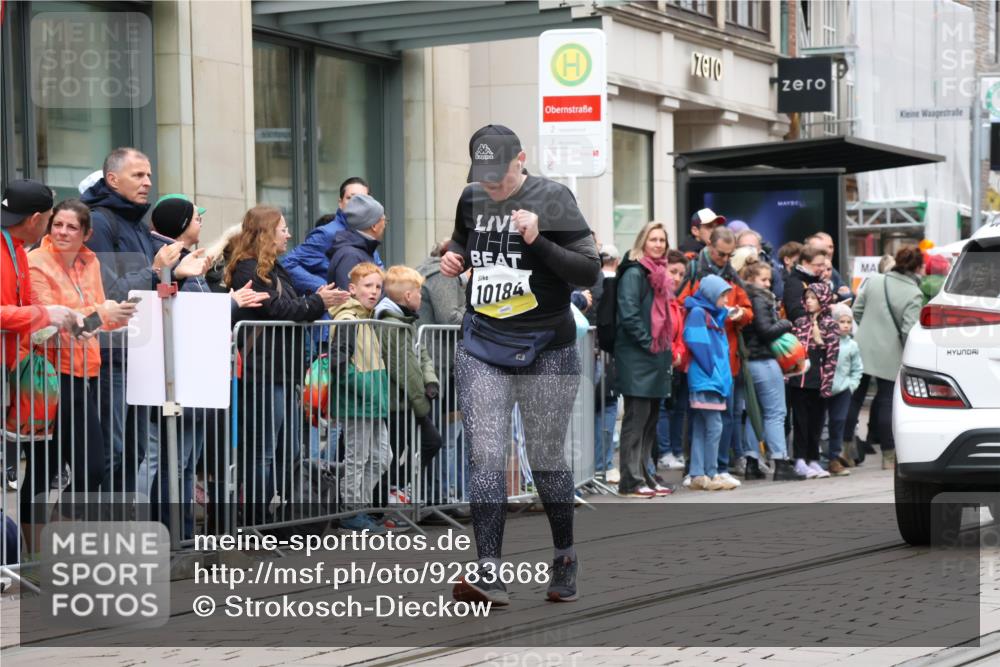 05.10.2025 - 20. swb-Marathon Bremen Strokosch-Dieckow http://msf.ph/oto/9283668 05.10.2025 11:25:07 Ziel 9763, 9763 meine-sportfotos.de