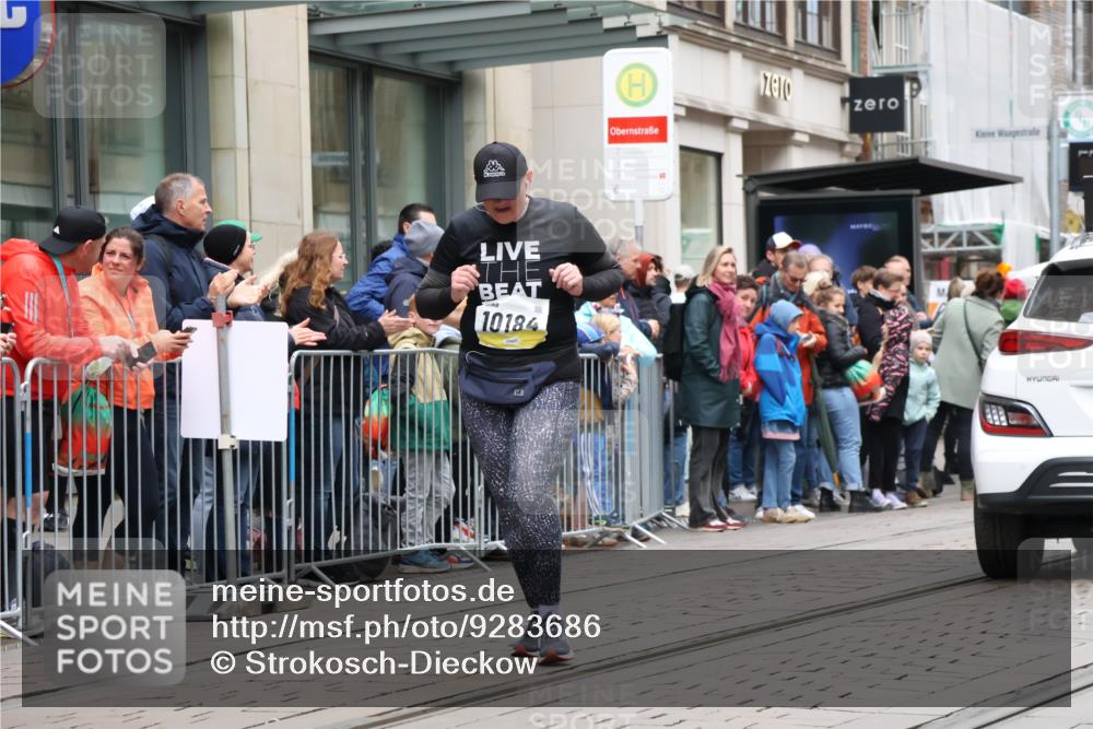 05.10.2025 - 20. swb-Marathon Bremen Strokosch-Dieckow http://msf.ph/oto/9283686 05.10.2025 11:25:07 Ziel 9763, 9763 meine-sportfotos.de