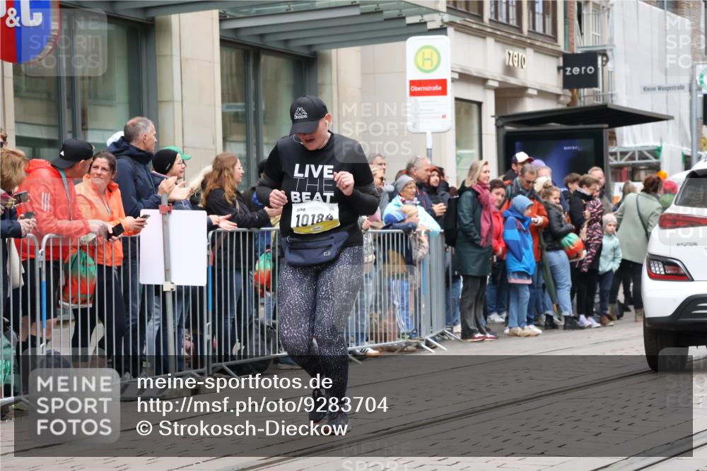 05.10.2025 - 20. swb-Marathon Bremen Strokosch-Dieckow http://msf.ph/oto/9283704 05.10.2025 11:25:07 Ziel 9763, 9763 meine-sportfotos.de