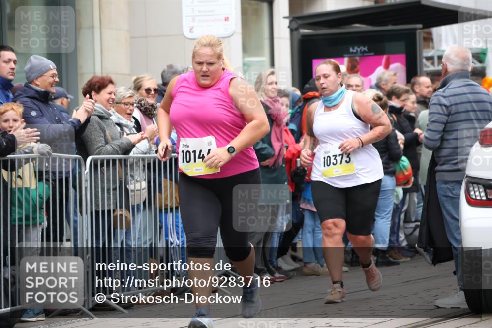05.10.2025 - 20. swb-Marathon Bremen Strokosch-Dieckow http://msf.ph/oto/9283716 05.10.2025 11:25:35 Ziel 9338, 10144, 10184, 9338, 10144, 10184 meine-sportfotos.de