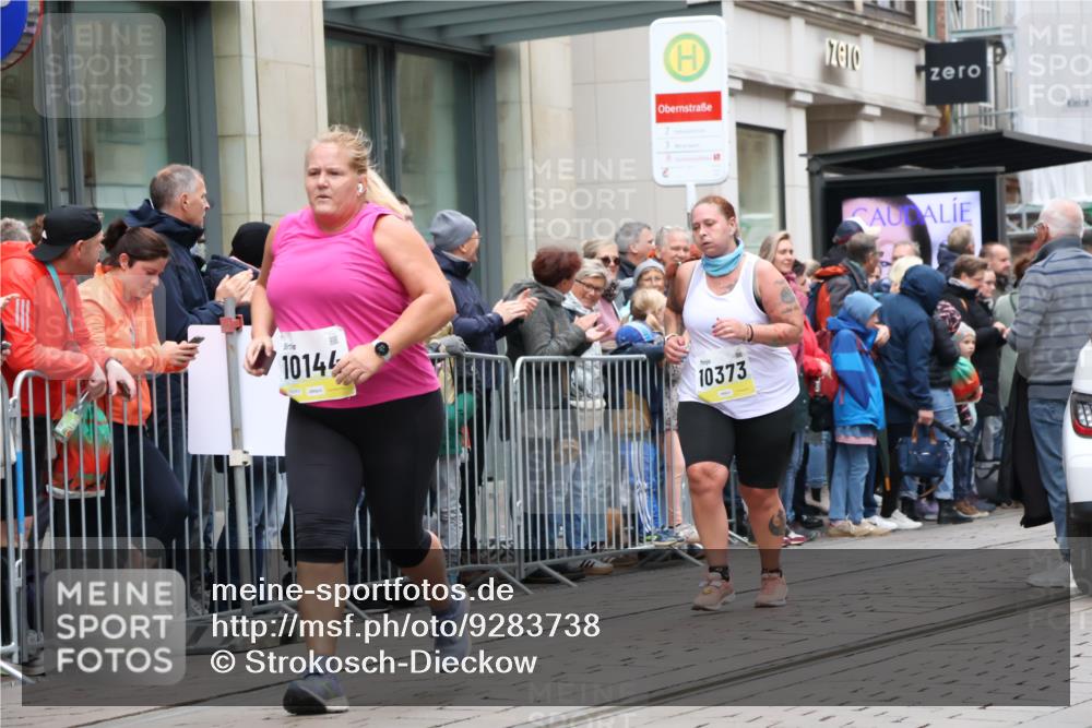 05.10.2025 - 20. swb-Marathon Bremen Strokosch-Dieckow http://msf.ph/oto/9283738 05.10.2025 11:25:37 Ziel 10144, 10184, 10144, 10184 meine-sportfotos.de