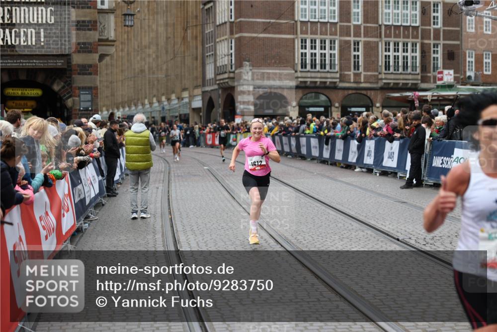 05.10.2025 - 20. swb-Marathon Bremen Yannick Fuchs http://msf.ph/oto/9283750 05.10.2025 13:00:37 Ziel 46, 1612, 6633, 7949 meine-sportfotos.de