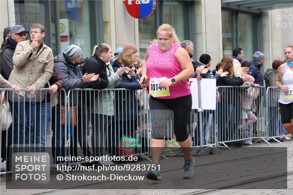 05.10.2025 - 20. swb-Marathon Bremen Strokosch-Dieckow http://msf.ph/oto/9283751 05.10.2025 11:25:37 Ziel 10144, 10184, 10144, 10184 meine-sportfotos.de
