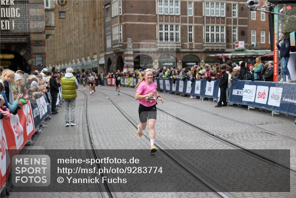 05.10.2025 - 20. swb-Marathon Bremen Yannick Fuchs http://msf.ph/oto/9283774 05.10.2025 13:00:37 Ziel 46, 1612, 6633, 7949 meine-sportfotos.de