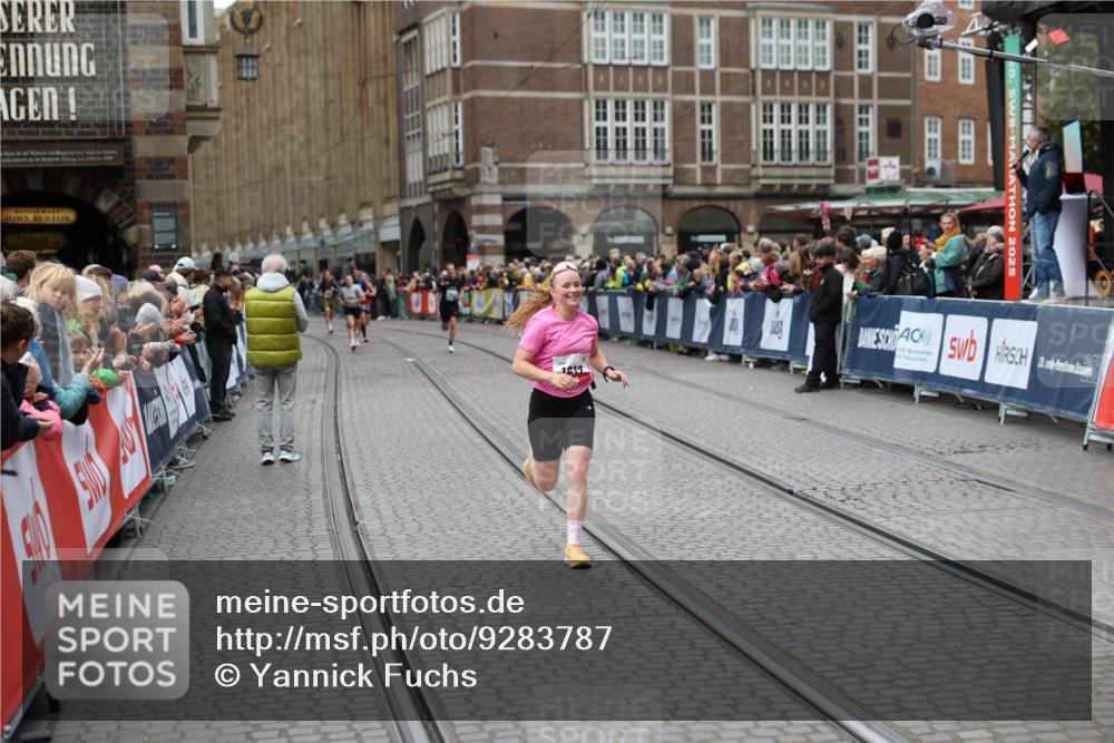 05.10.2025 - 20. swb-Marathon Bremen Yannick Fuchs http://msf.ph/oto/9283787 05.10.2025 13:00:37 Ziel 46, 1612, 6633, 7949 meine-sportfotos.de
