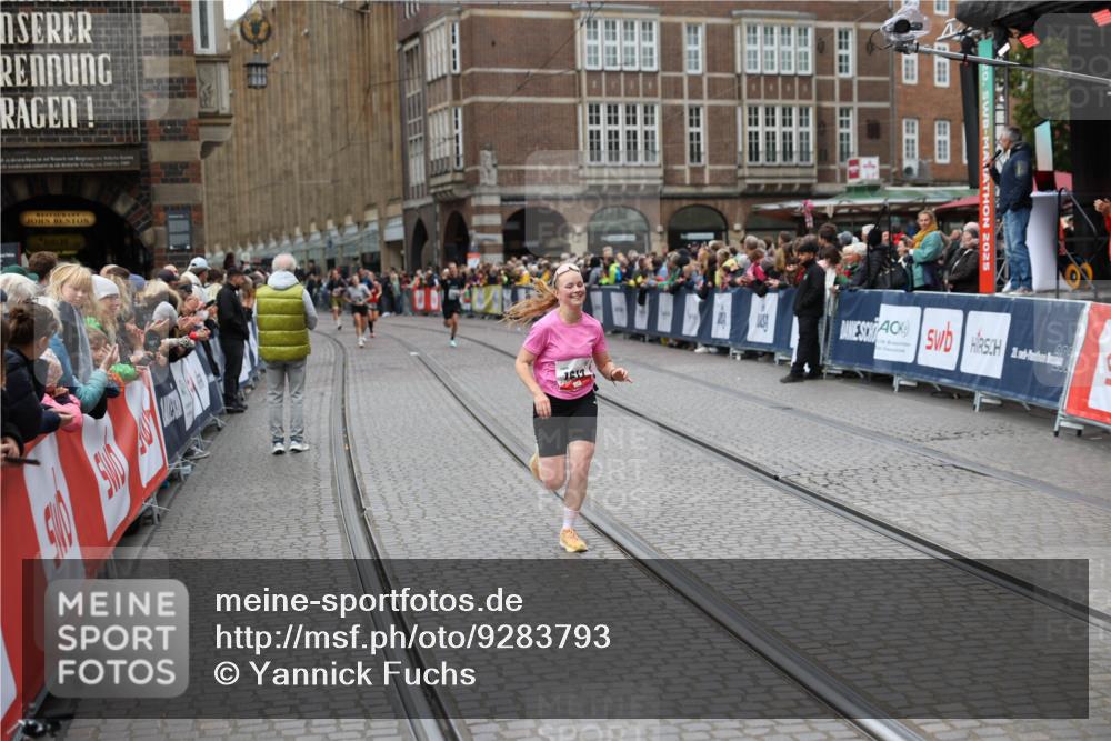 05.10.2025 - 20. swb-Marathon Bremen Yannick Fuchs http://msf.ph/oto/9283793 05.10.2025 13:00:37 Ziel 46, 1612, 6633, 7949 meine-sportfotos.de