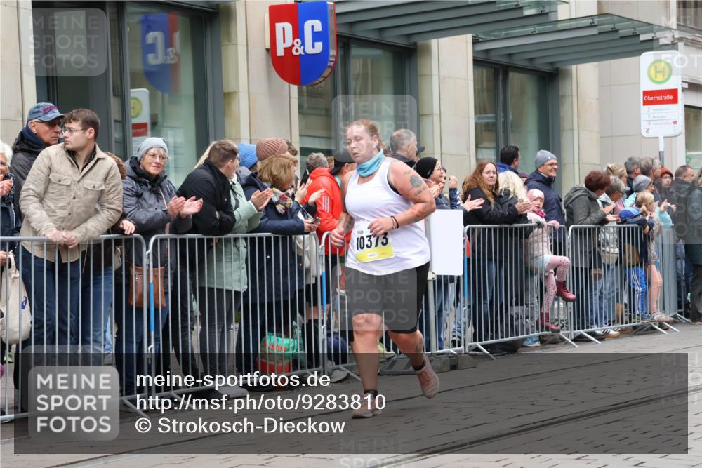 05.10.2025 - 20. swb-Marathon Bremen Strokosch-Dieckow http://msf.ph/oto/9283810 05.10.2025 11:25:39 Ziel 10144, 10184, 10144, 10184 meine-sportfotos.de