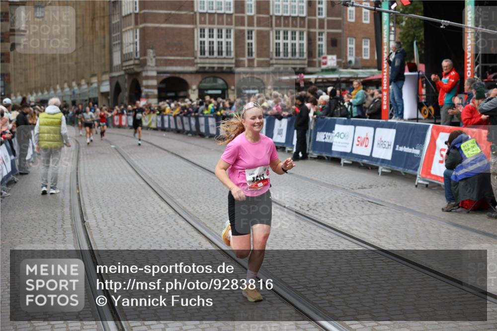 05.10.2025 - 20. swb-Marathon Bremen Yannick Fuchs http://msf.ph/oto/9283816 05.10.2025 13:00:38 Ziel 46, 1612, 7949 meine-sportfotos.de