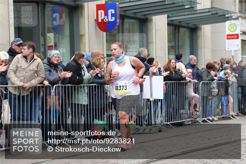 05.10.2025 - 20. swb-Marathon Bremen Strokosch-Dieckow http://msf.ph/oto/9283821 05.10.2025 11:25:39 Ziel 10144, 10184, 10144, 10184 meine-sportfotos.de