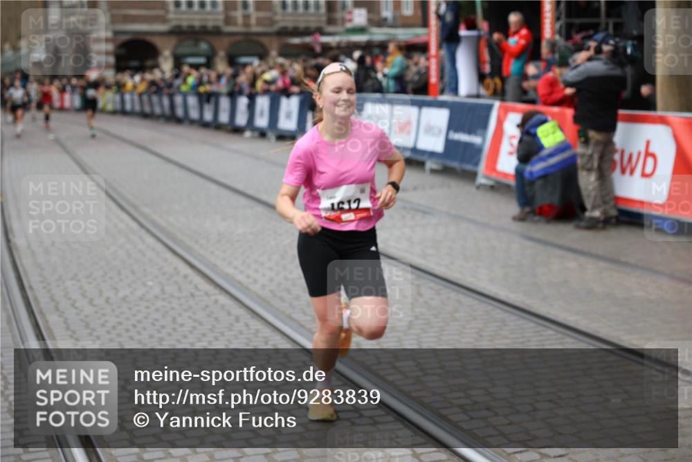 05.10.2025 - 20. swb-Marathon Bremen Yannick Fuchs http://msf.ph/oto/9283839 05.10.2025 13:00:38 Ziel 46, 1612, 7949 meine-sportfotos.de