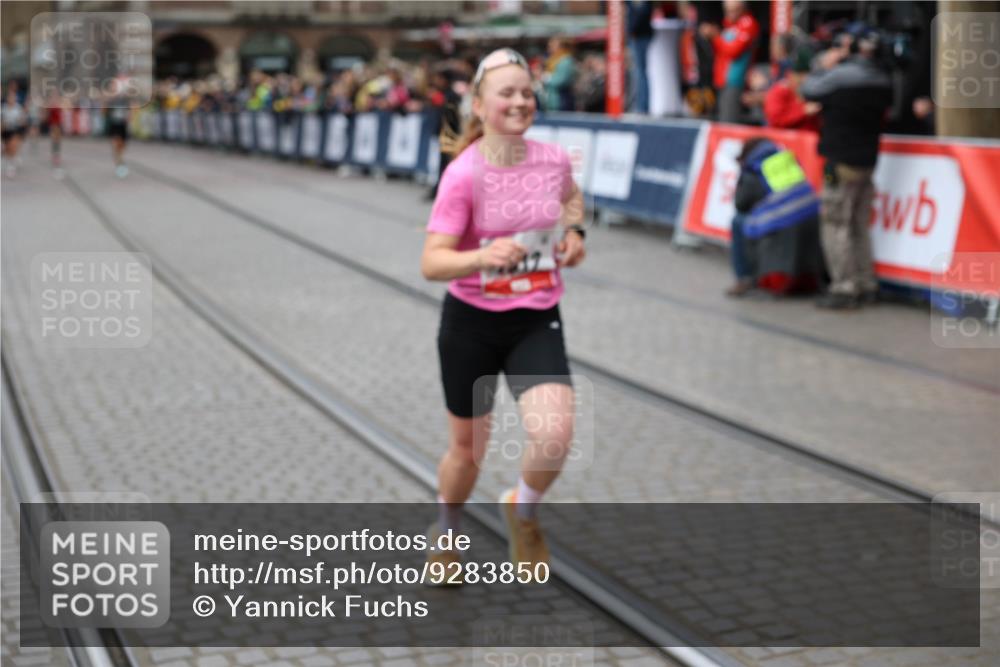 05.10.2025 - 20. swb-Marathon Bremen Yannick Fuchs http://msf.ph/oto/9283850 05.10.2025 13:00:39 Ziel 46, 1612, 7949 meine-sportfotos.de