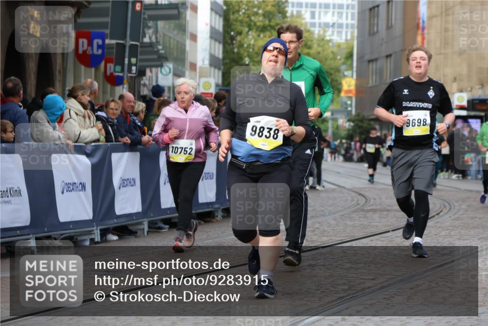 05.10.2025 - 20. swb-Marathon Bremen Strokosch-Dieckow http://msf.ph/oto/9283915 05.10.2025 11:16:53 Ziel 9698, 9838, 10728, 10736, 10752 meine-sportfotos.de