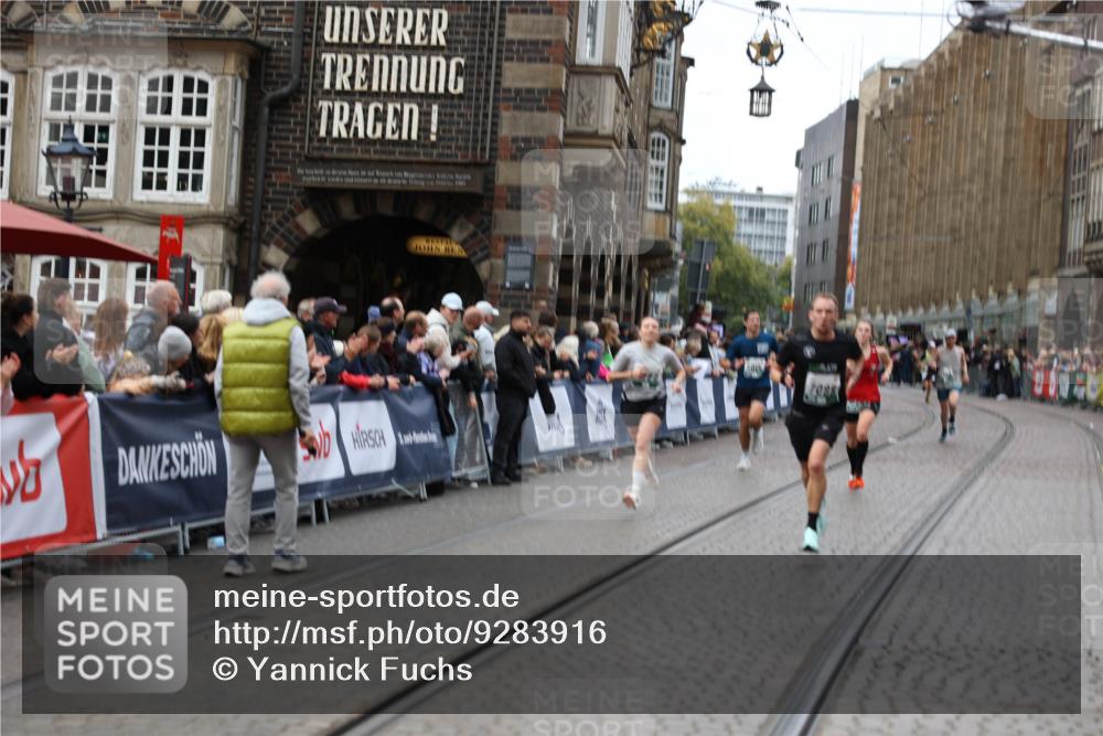 05.10.2025 - 20. swb-Marathon Bremen Yannick Fuchs http://msf.ph/oto/9283916 05.10.2025 13:00:43 Ziel 46, 1612, 7099, 7949 meine-sportfotos.de