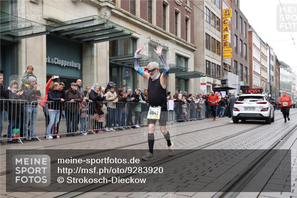 05.10.2025 - 20. swb-Marathon Bremen Strokosch-Dieckow http://msf.ph/oto/9283920 05.10.2025 11:25:54 Ziel 9352, 10144, 10373, 11326, 9352, 10144, 10373, 11326 meine-sportfotos.de