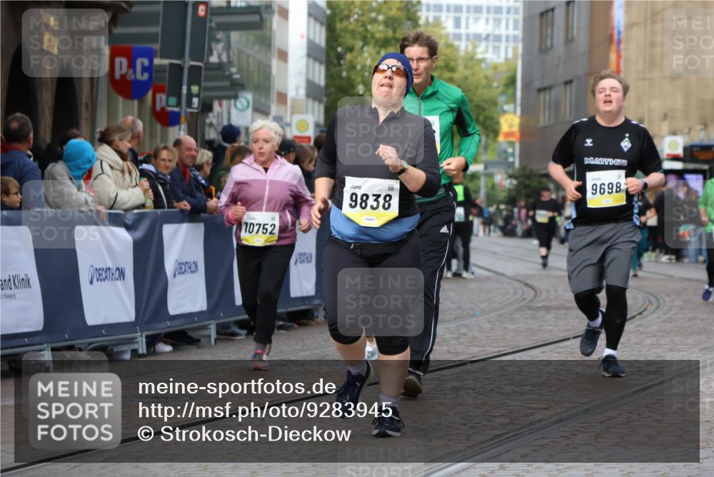 05.10.2025 - 20. swb-Marathon Bremen Strokosch-Dieckow http://msf.ph/oto/9283945 05.10.2025 11:16:53 Ziel 9698, 9838, 10728, 10736, 10752 meine-sportfotos.de