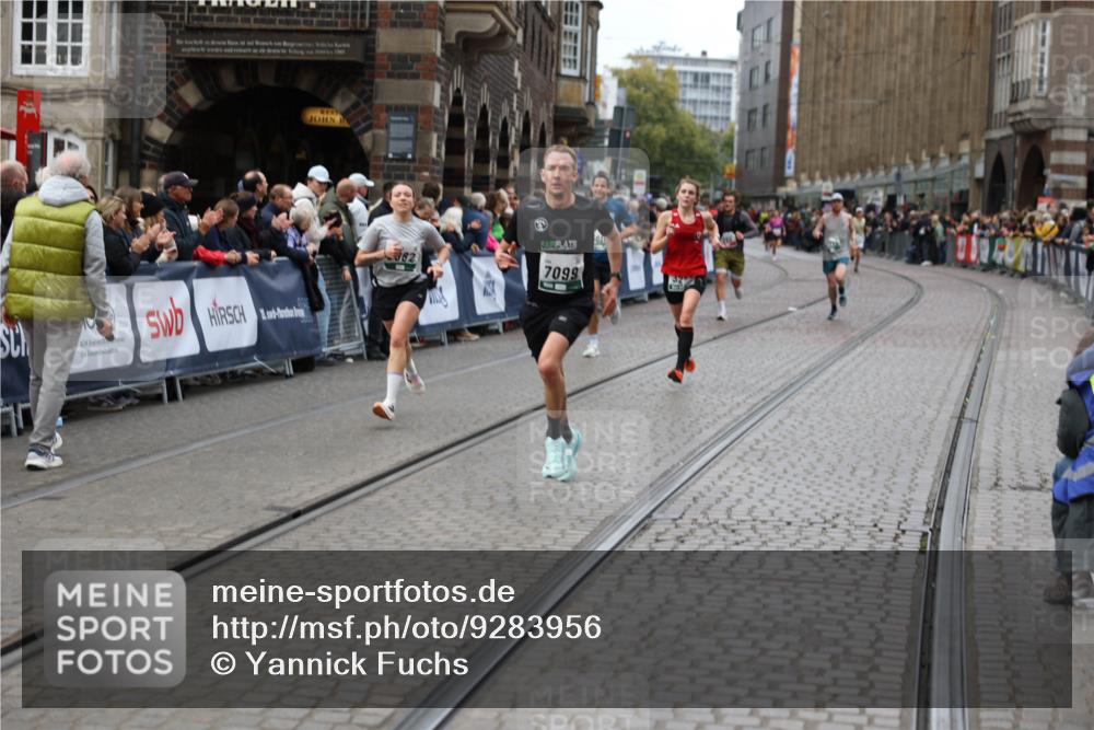 05.10.2025 - 20. swb-Marathon Bremen Yannick Fuchs http://msf.ph/oto/9283956 05.10.2025 13:00:43 Ziel 46, 1612, 7099, 7949 meine-sportfotos.de