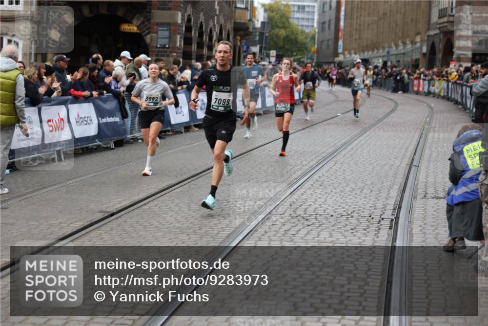 05.10.2025 - 20. swb-Marathon Bremen Yannick Fuchs http://msf.ph/oto/9283973 05.10.2025 13:00:43 Ziel 46, 1612, 7099, 7949 meine-sportfotos.de