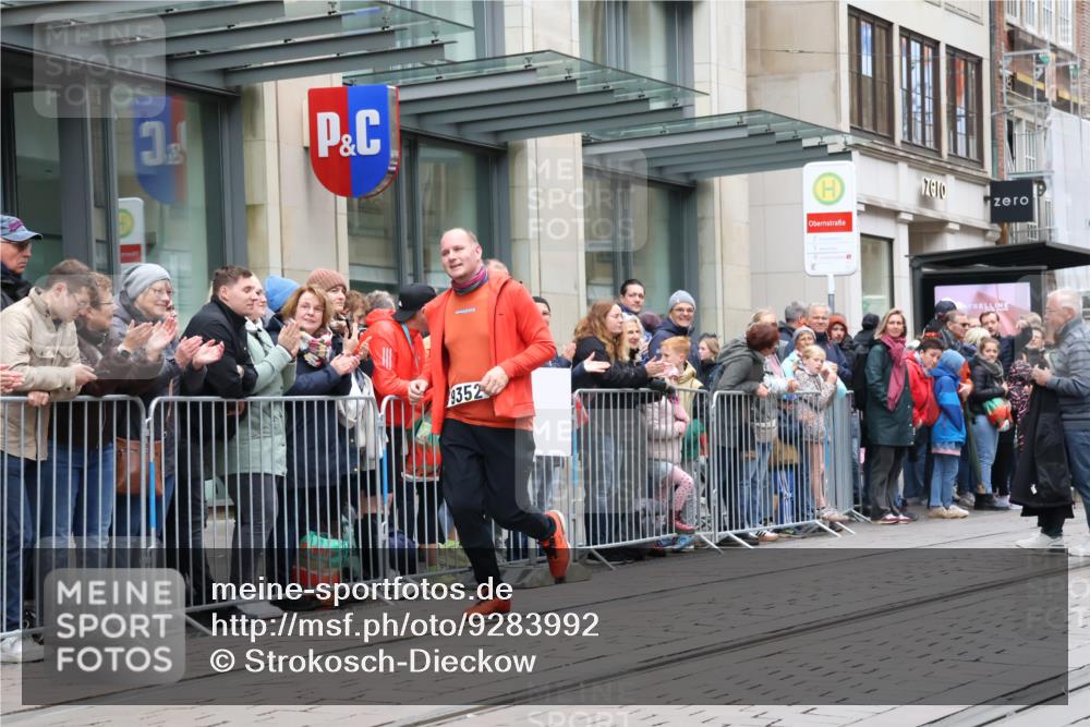 05.10.2025 - 20. swb-Marathon Bremen Strokosch-Dieckow http://msf.ph/oto/9283992 05.10.2025 11:25:57 Ziel 9352, 10144, 10373, 11326, 9352, 10144, 10373, 11326 meine-sportfotos.de