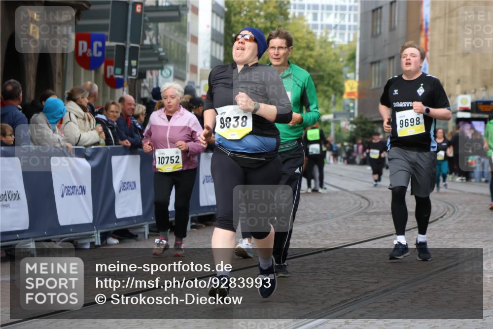 05.10.2025 - 20. swb-Marathon Bremen Strokosch-Dieckow http://msf.ph/oto/9283993 05.10.2025 11:16:53 Ziel 9698, 9838, 10728, 10736, 10752 meine-sportfotos.de