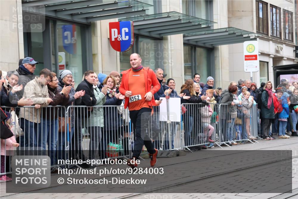 05.10.2025 - 20. swb-Marathon Bremen Strokosch-Dieckow http://msf.ph/oto/9284003 05.10.2025 11:25:57 Ziel 9352, 10144, 10373, 11326, 9352, 10144, 10373, 11326 meine-sportfotos.de