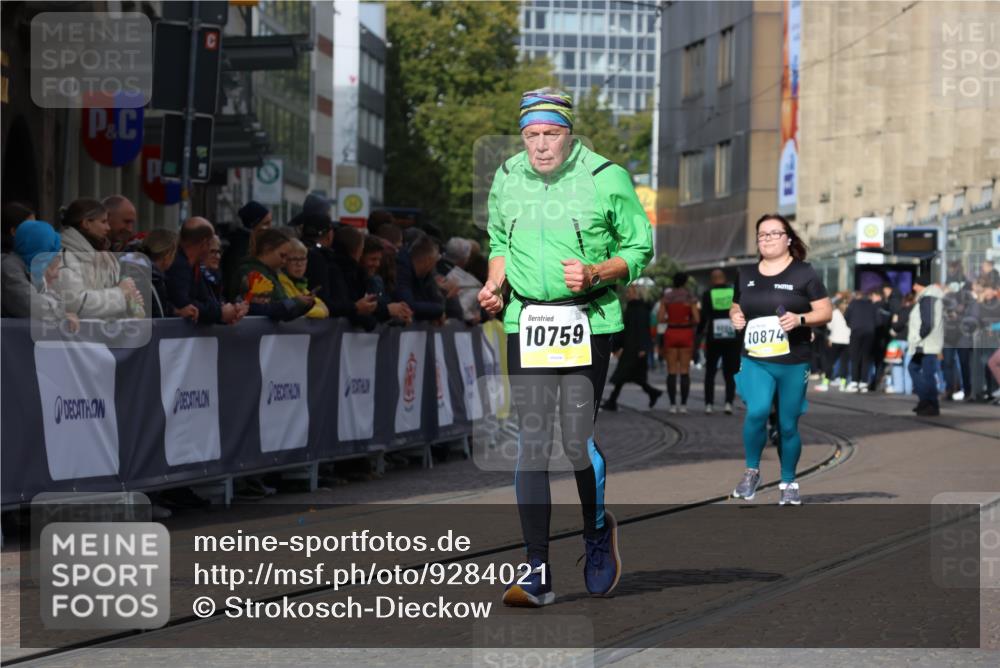 05.10.2025 - 20. swb-Marathon Bremen Strokosch-Dieckow http://msf.ph/oto/9284021 05.10.2025 11:17:04 Ziel 10759, 10874 meine-sportfotos.de