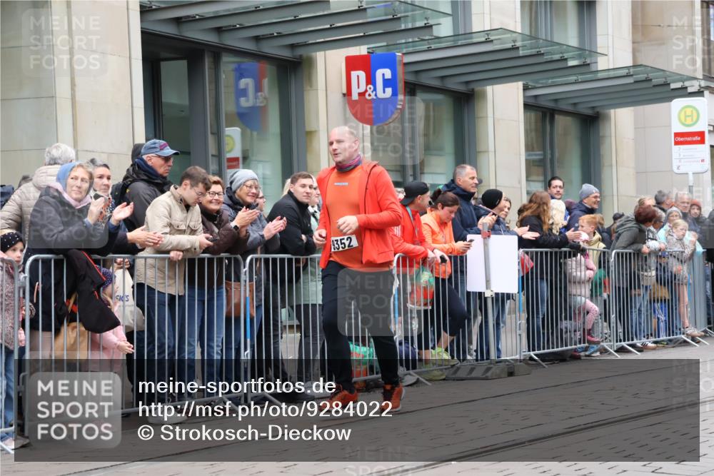 05.10.2025 - 20. swb-Marathon Bremen Strokosch-Dieckow http://msf.ph/oto/9284022 05.10.2025 11:25:57 Ziel 9352, 10144, 10373, 11326, 9352, 10144, 10373, 11326 meine-sportfotos.de