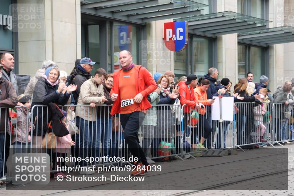 05.10.2025 - 20. swb-Marathon Bremen Strokosch-Dieckow http://msf.ph/oto/9284039 05.10.2025 11:25:58 Ziel 9352, 10373, 11326, 9352, 10373, 11326 meine-sportfotos.de