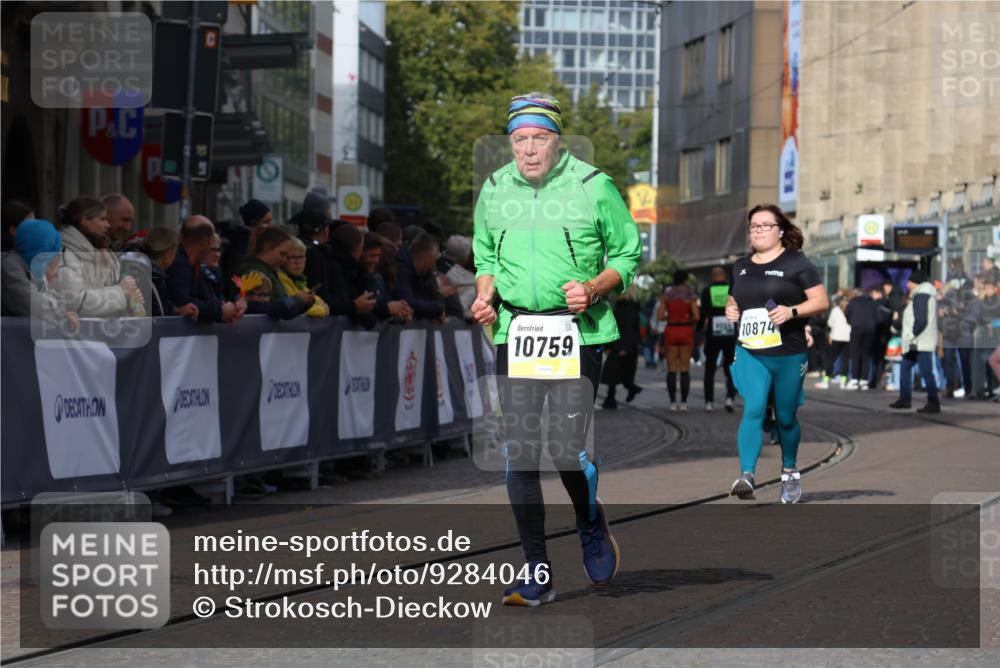 05.10.2025 - 20. swb-Marathon Bremen Strokosch-Dieckow http://msf.ph/oto/9284046 05.10.2025 11:17:04 Ziel 10759, 10874 meine-sportfotos.de