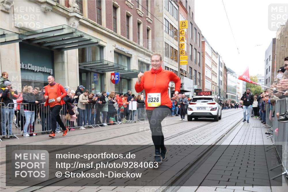 05.10.2025 - 20. swb-Marathon Bremen Strokosch-Dieckow http://msf.ph/oto/9284063 05.10.2025 11:25:59 Ziel 9352, 9941, 10373, 11326, 9352, 9941, 10373, 11326 meine-sportfotos.de