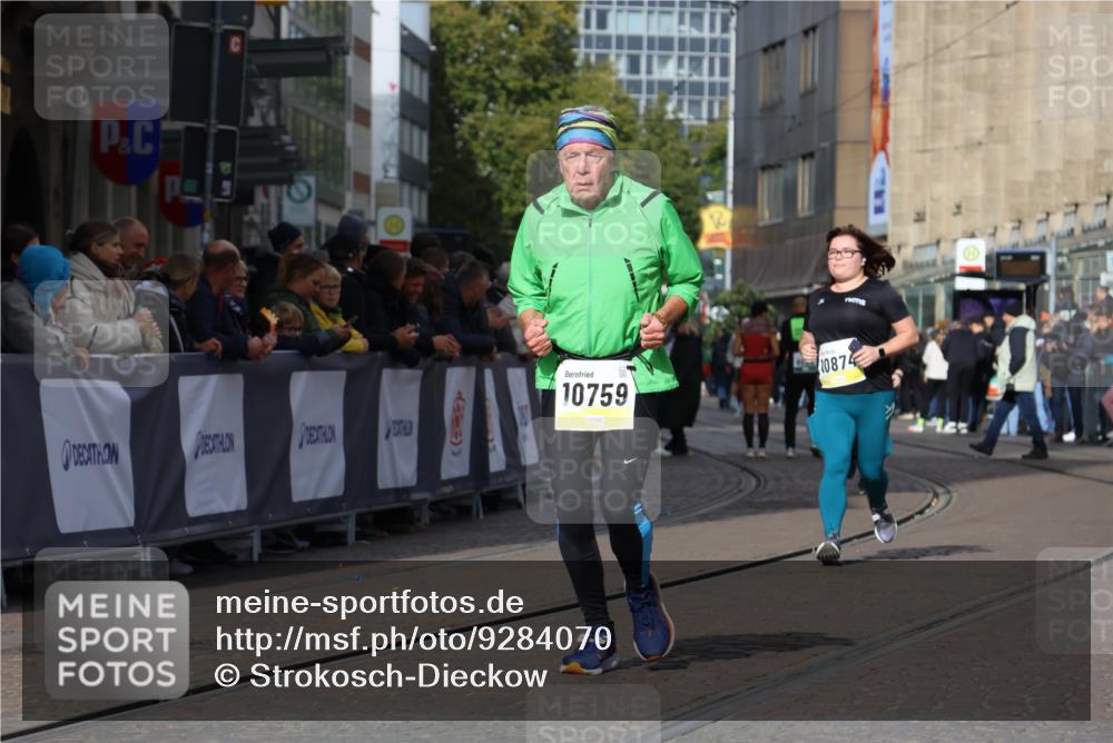 05.10.2025 - 20. swb-Marathon Bremen Strokosch-Dieckow http://msf.ph/oto/9284070 05.10.2025 11:17:04 Ziel 10759, 10874 meine-sportfotos.de