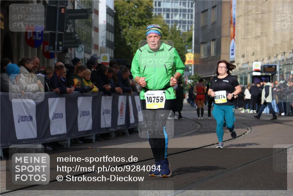 05.10.2025 - 20. swb-Marathon Bremen Strokosch-Dieckow http://msf.ph/oto/9284094 05.10.2025 11:17:04 Ziel 10759, 10874 meine-sportfotos.de