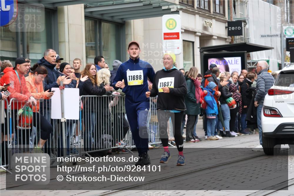 05.10.2025 - 20. swb-Marathon Bremen Strokosch-Dieckow http://msf.ph/oto/9284101 05.10.2025 11:26:25 Ziel 10153, 11697, 11698, 10153, 11697, 11698 meine-sportfotos.de