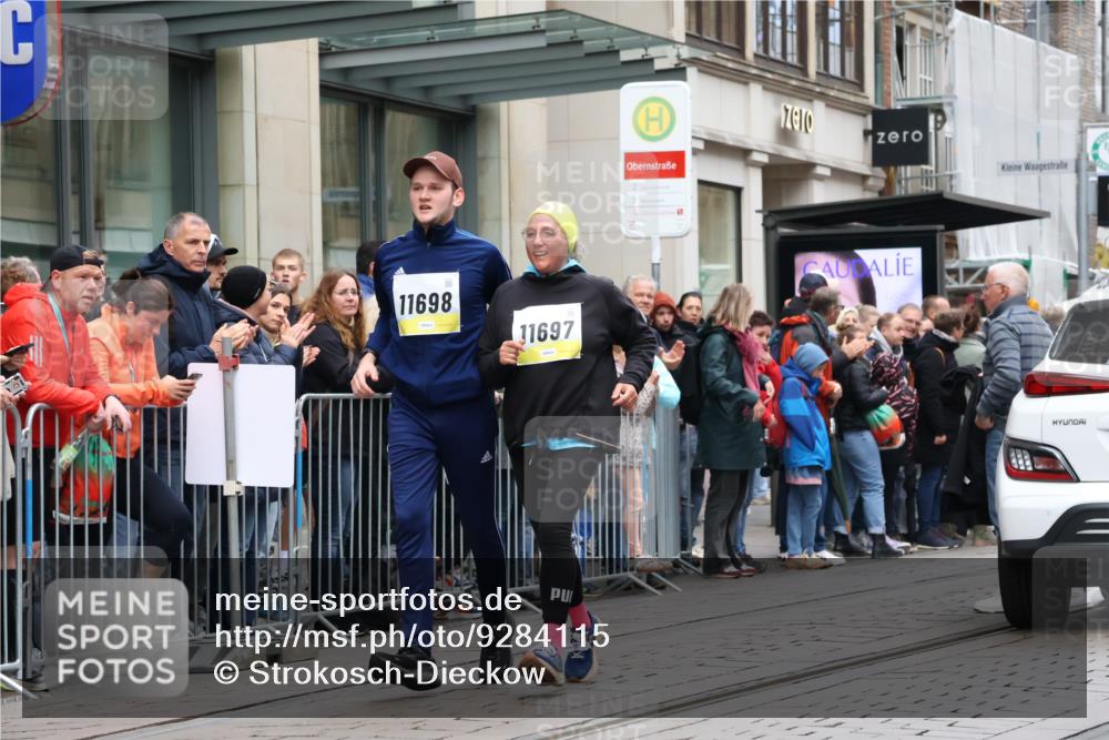 05.10.2025 - 20. swb-Marathon Bremen Strokosch-Dieckow http://msf.ph/oto/9284115 05.10.2025 11:26:25 Ziel 10153, 11697, 11698, 10153, 11697, 11698 meine-sportfotos.de