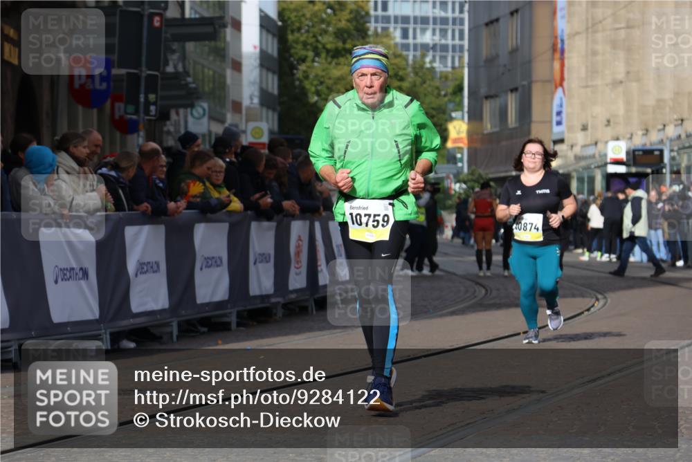 05.10.2025 - 20. swb-Marathon Bremen Strokosch-Dieckow http://msf.ph/oto/9284122 05.10.2025 11:17:04 Ziel 10759, 10874 meine-sportfotos.de
