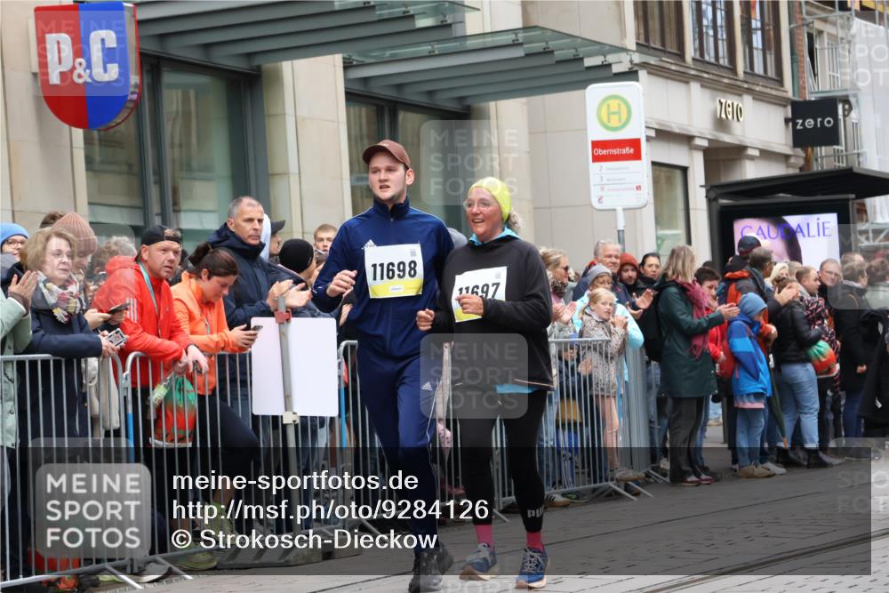 05.10.2025 - 20. swb-Marathon Bremen Strokosch-Dieckow http://msf.ph/oto/9284126 05.10.2025 11:26:26 Ziel 10153, 11697, 11698, 10153, 11697, 11698 meine-sportfotos.de