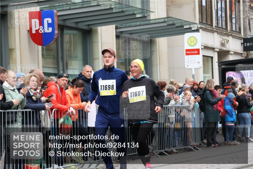 05.10.2025 - 20. swb-Marathon Bremen Strokosch-Dieckow http://msf.ph/oto/9284134 05.10.2025 11:26:26 Ziel 10153, 11697, 11698, 10153, 11697, 11698 meine-sportfotos.de